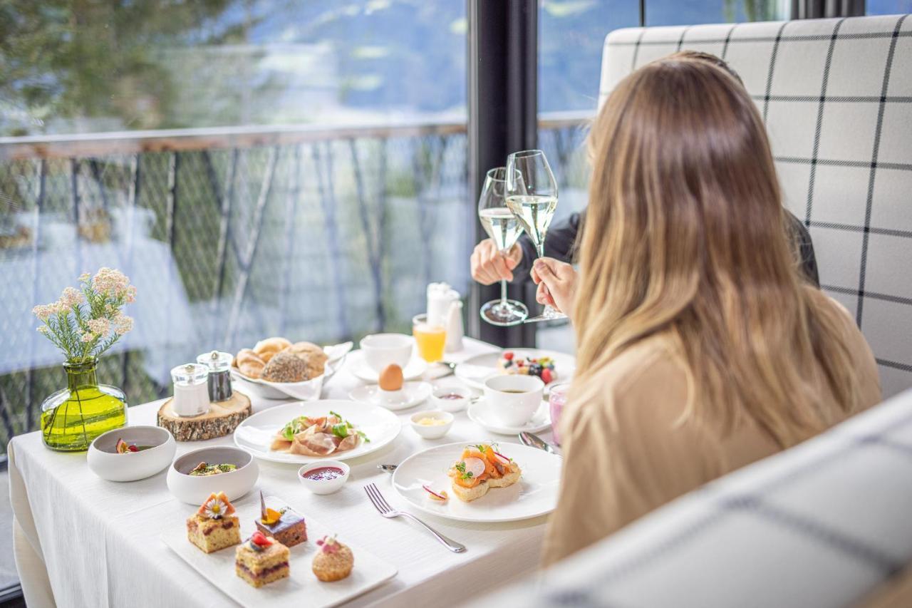 My Arbor - Dolomites Bressanone Exterior foto A woman enjoying a meal at a restaurant